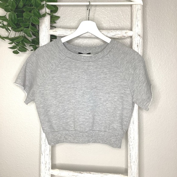 Forever‎ 21 Gray Short Sleeve Crop Top Raw Hem Sweatshirt Casual Pullover Small - Picture 1 of 3